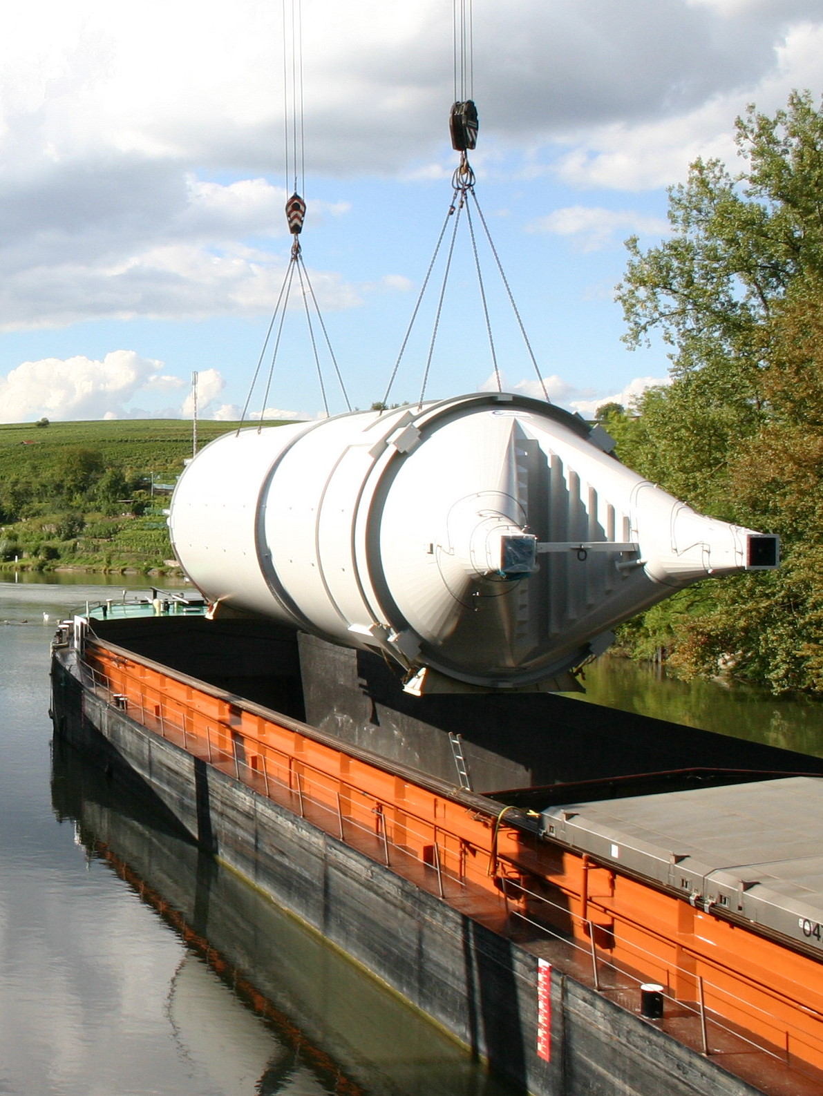 30 m langer Silo-Schwertransport – Logistische Meisterleistung