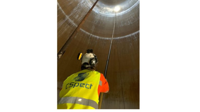 Cspect Thickness UT measurements and visual inspections at height with the ALTUM telescopic pole system.