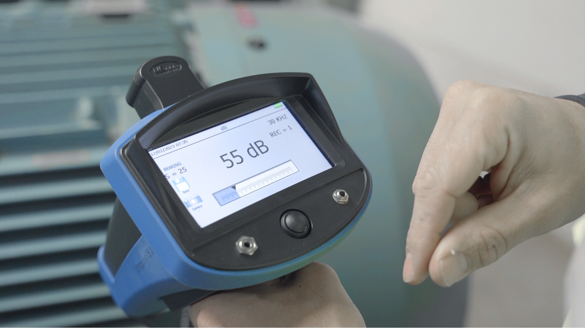 Ultrasound and Vibration analysis: two key elements of predictive maintenance
