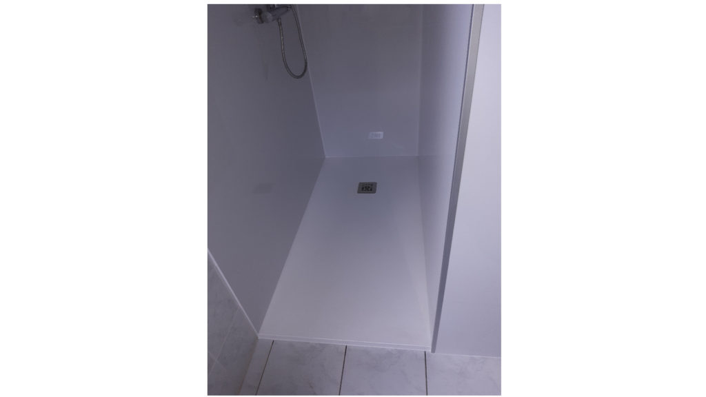 Kleine douche met hoge instap in nis vervangen door grote instapdouche met lage instapte Blaasveld