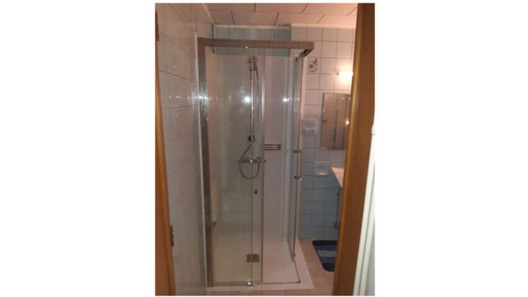 Kleine douche met hoge instap vervangen door kleine douche met lage instap