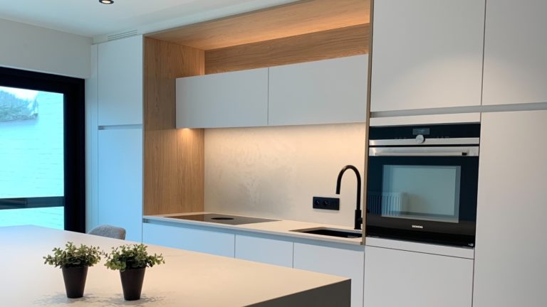 Een kleine keuken met alle noden