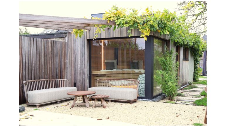 Poolhouse met prachtige sauna, douche en toilet en zwembad.
