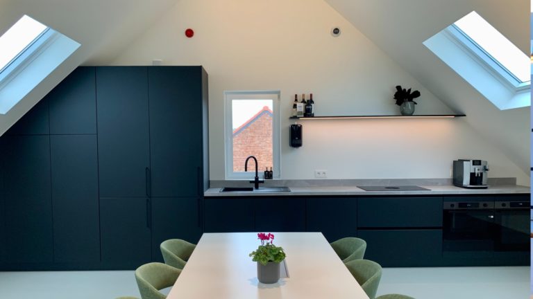 Mooie zwarte keuken in een vergaderzaal
