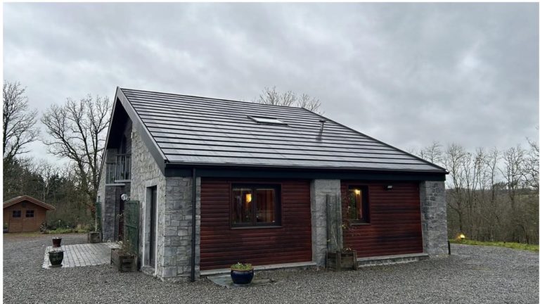 dit energiedak X-Roof is een innovatieve oplossing voor hernieuwbare energiebronnen integreert in de dakstructuur.