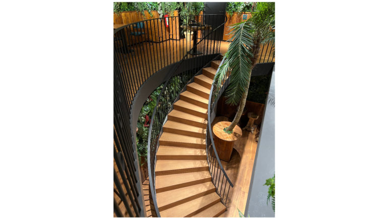 Wenteltrap met gesloten treden