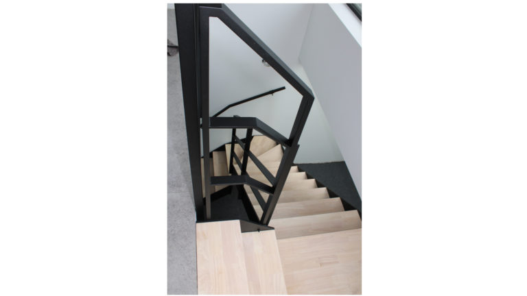 Kwartdraai trap met bordes