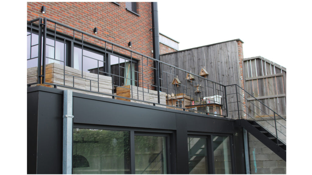 Buitentrap, zwart gelakt met leuning op trap en terras