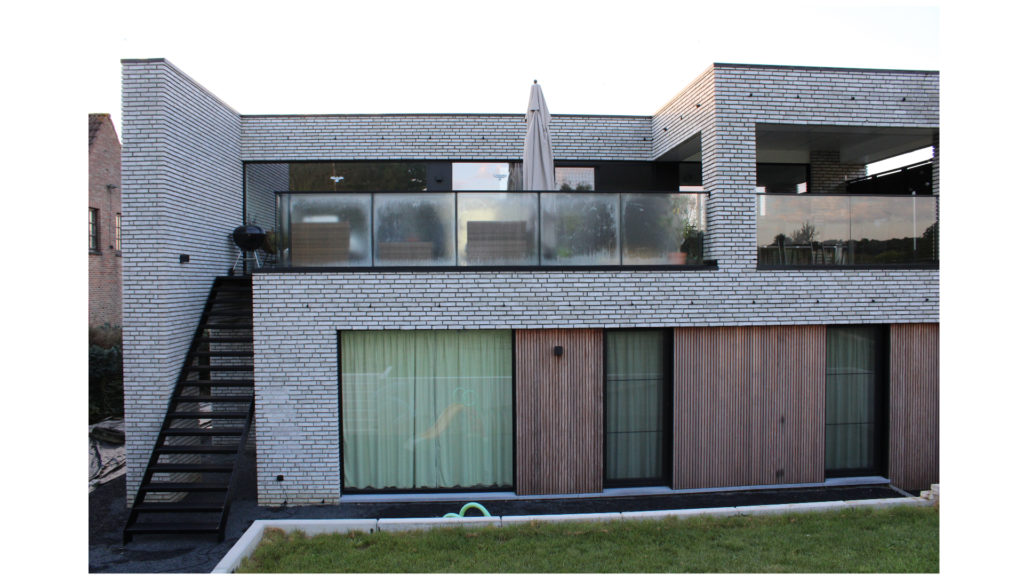 Rechte buitentrap met leuning in glas