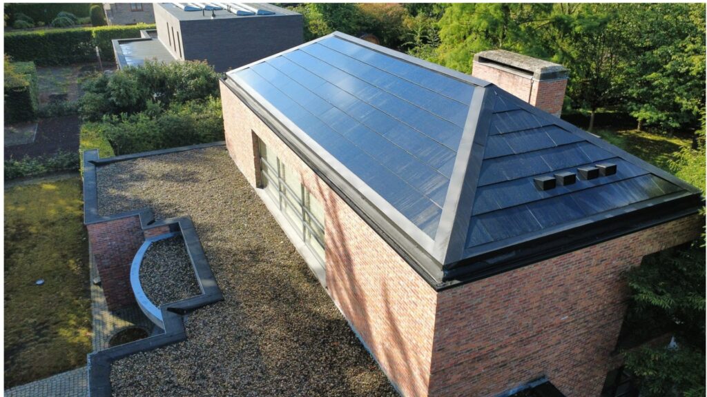 dit energiedak X-Roof is een innovatieve oplossing voor hernieuwbare energiebronnen integreert in de dakstructuur.