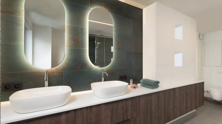 Strakke badkamer met warme houtaccenten