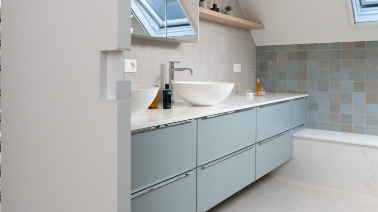 Stijlvolle badkamer en praktische kastenwand