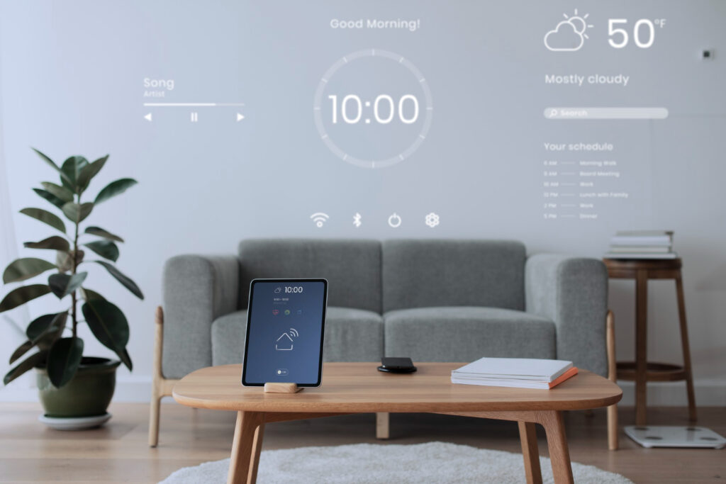 Afbeelding van een slim huis of smart home met in het midden een tablet. Op de muur staan verschillende dingen geprojecteerd, zoals de temperatuur, de tijd, muziek, een agenda, enzovoort.