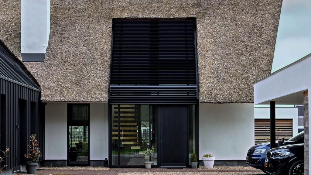 Kantelbare daklamellen gaan vloeiend over in zonwering boven de inkom