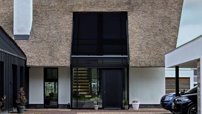 Kantelbare daklamellen gaan vloeiend over in zonwering boven de inkom