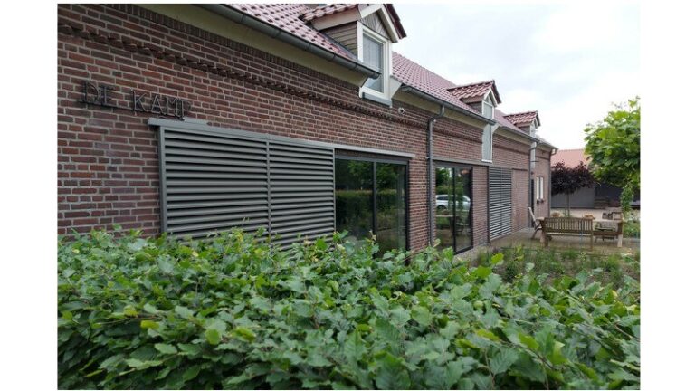 Bij dit landhuis lopen de louvers op rolletjes