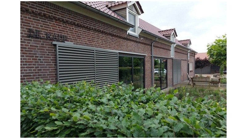 Bij dit landhuis lopen de louvers op rolletjes