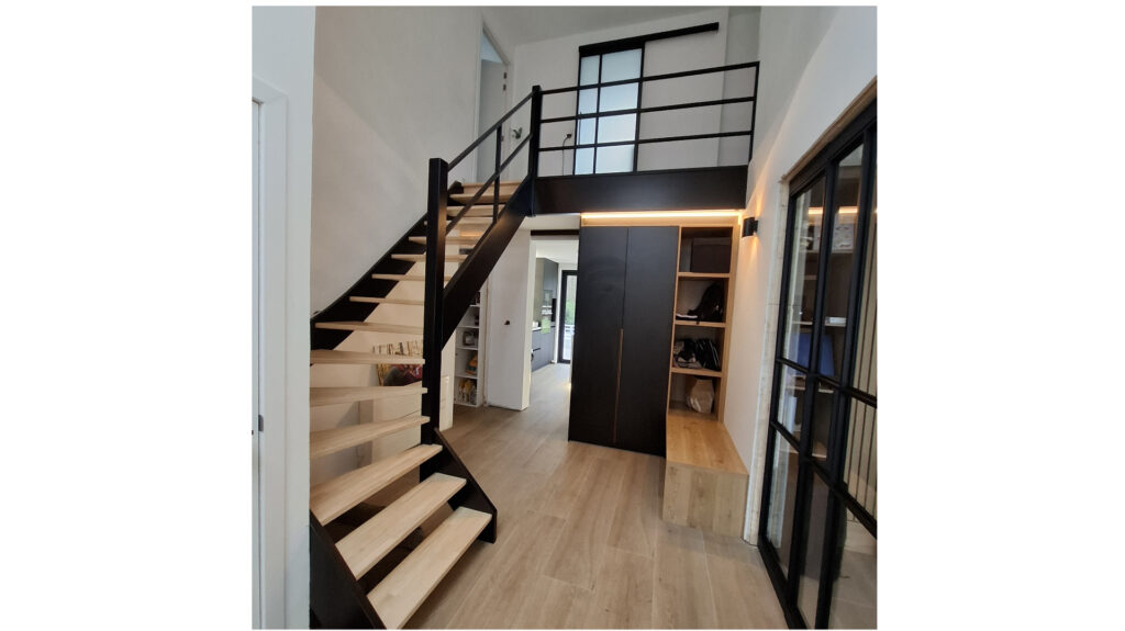 Houten trap met zwarte balustrade