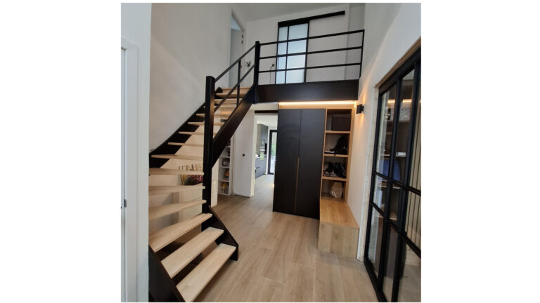 Houten trap met zwarte balustrade