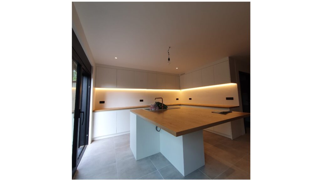 Moderne witte keuken