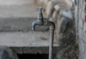 Een buitenkraan waar water uit lekt