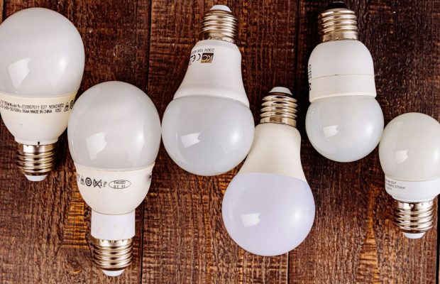 Energieneutrale woning pexels-Antoni Shkraba Studio 6 LED lampen op een rij.