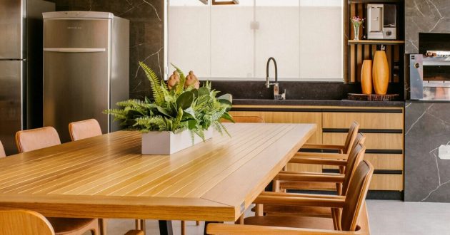 Keuken en eettafel met veel houtaccenten.