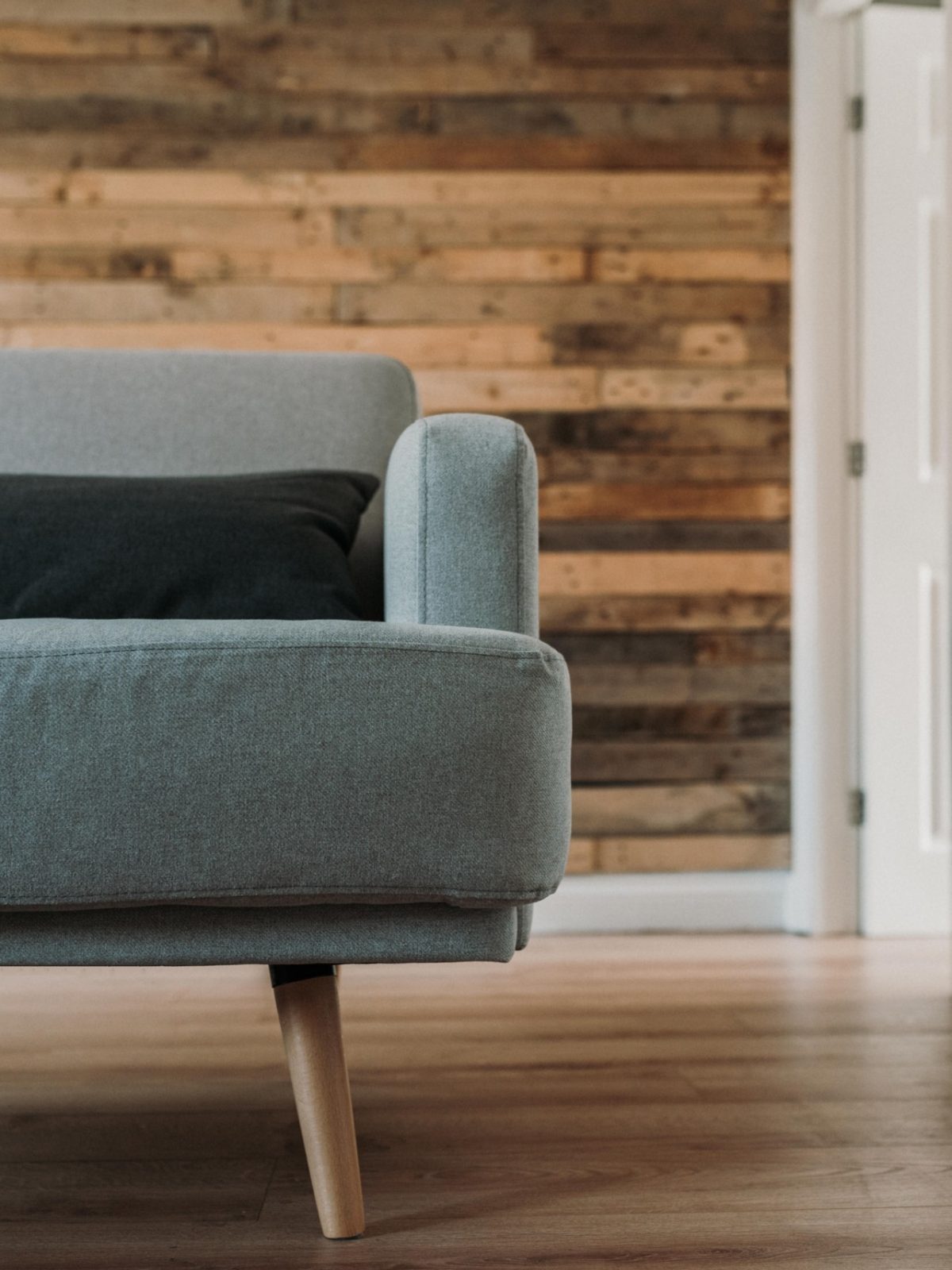 zetel op houten vloer tegen houten muur