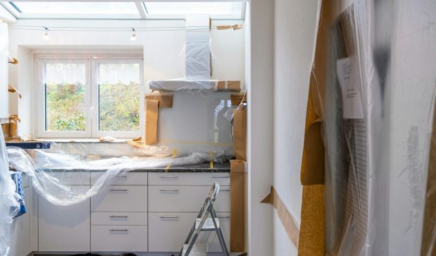 Afbeelding van een keuken die net gerenoveerd is met transparante zeilen over het aanrecht.