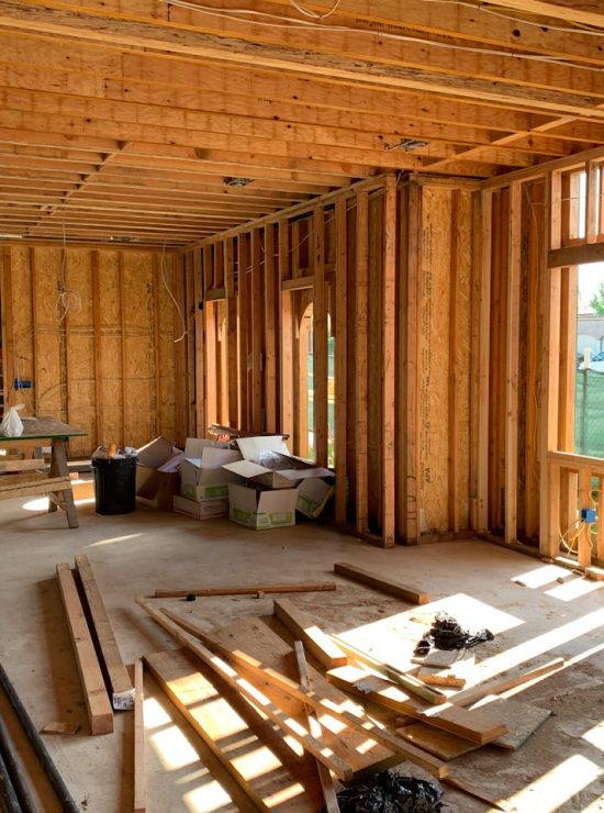 De binnenkant van een woning die gebouwd wordt met houten balken.