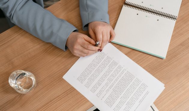 Een document dat wordt ondertekend.