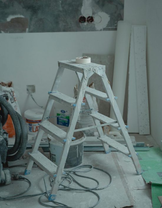 Afbeelding van een lader die zich in een ruimte bevindt die gerenoveerd wordt.