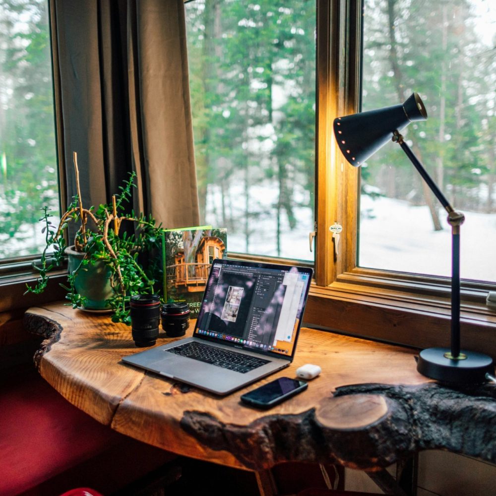 roberto-nickson-GaBDdA63GcQ-unsplash Gezellige home office