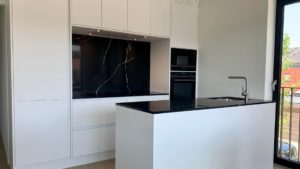 Black & White – compacte keuken in appartement