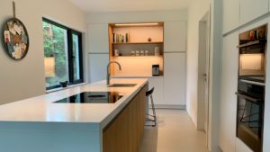 Strakke keuken met eiken accenten