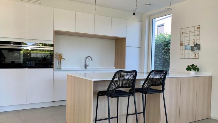 Witte keuken met eiland in lichte eik. Hedendaags en tijdloos.