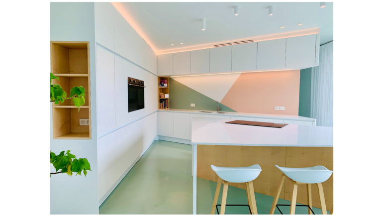 Speels ontwerp in een nieuwbouw met schuine muren