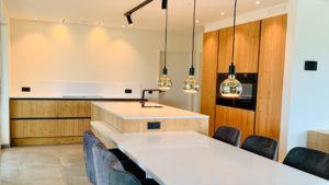 Dikfineer met wit composiet werkblad