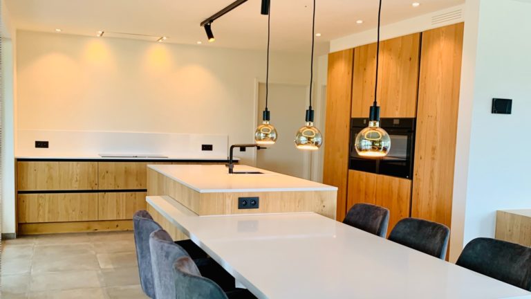 Dikfineer met wit composiet werkblad