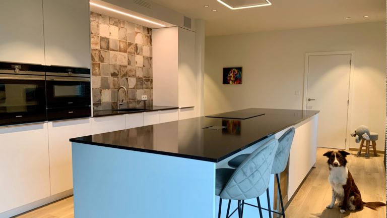 Een strakke keuken met warme uitstaling