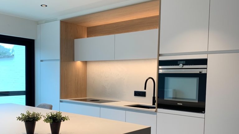 Een kleine keuken met alle noden