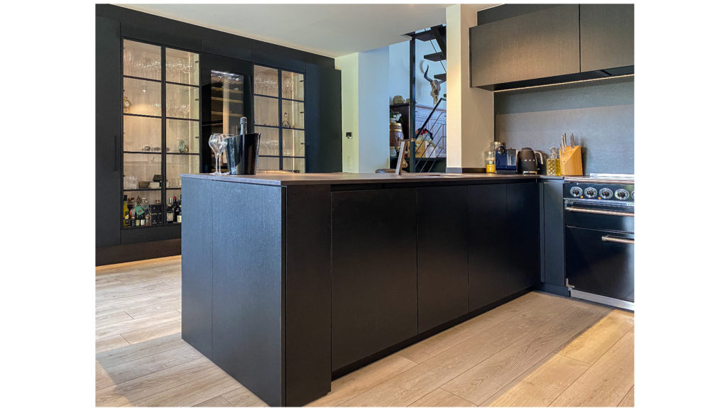 RENOVATIE EN AANBOUW MET MANCAVE EN PRACHTIGE LEEFKEUKEN