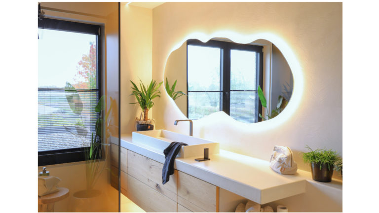 Prachtige badkamer in mortel met exclusief kraanwerk.