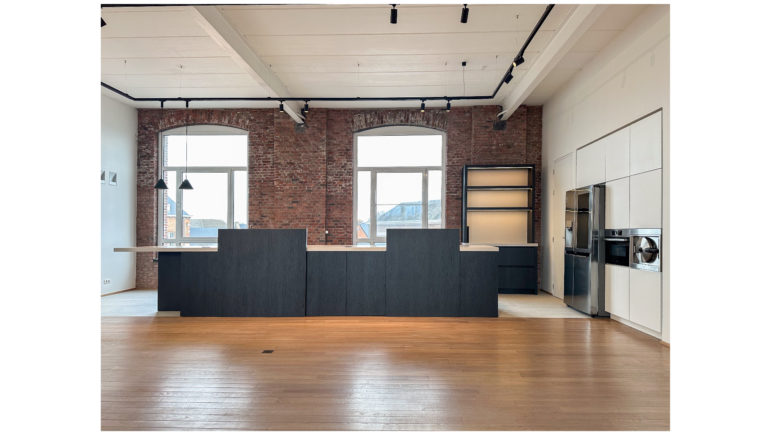 Verbouwing in loft met prachtige nieuwe keuken, exclusieve verlichting alsook renovatie 2 badkamers.