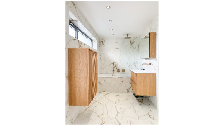 Quasi volledig renovatie van woning met leefruimte, bureau, 2 toiletten, badkamer, douchekamer, 3 slaapkamers.