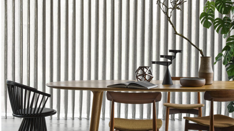 Versus XL. Licht doorlaten en dimmen, dat kan met de Toppoint Versus® gordijnen! Mooi, strak, kamerhoog, transparant én dimmend, alles in 1 zonweringsproduct, dat is Versus®.