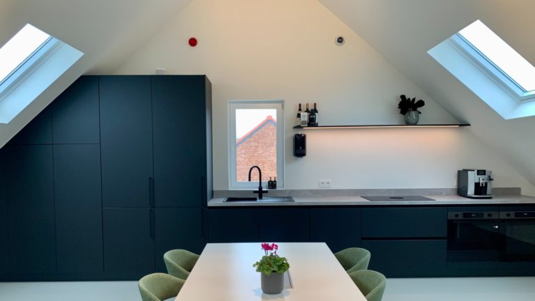 Mooie zwarte keuken in een vergaderzaal