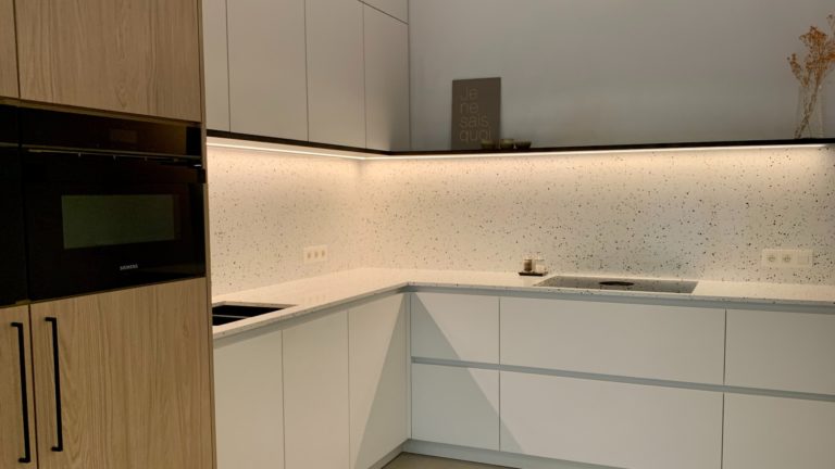 Een smalle stadswoning met strakke lijnen