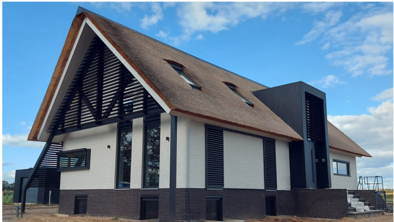 Louver trio completeert strak ontwerp van moderne woonboerderij