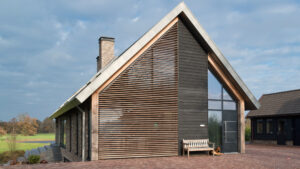 Kantelbare houten lamellen sluiten naadloos aan bij schuine topgevel